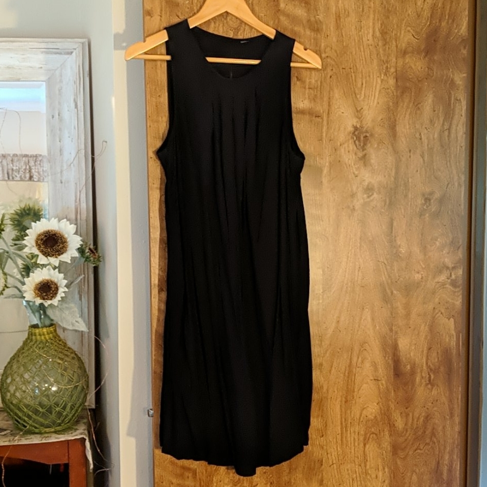 Black sleeveless dress
